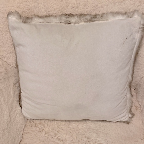 Classic Faux Fur Pillow 17" x 17" - Picture 4 of 7